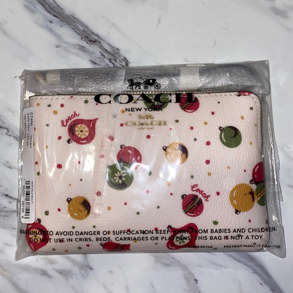 Coach Handbags - Coach Ornament Print Wristlet, NWT!❤️